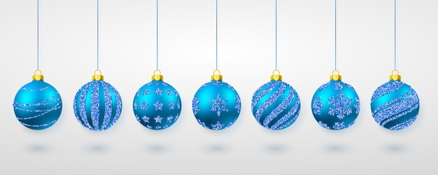 Bolas de navidad brillantes y transparentes de brillo azul brillante. decoración navideña