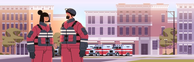 bomberos uniformados de pie cerca de la fachada de la casa del departamento del edificio de la estación de bomberos y vehículos de emergencia rojos ilustración vectorial vertical horizontal