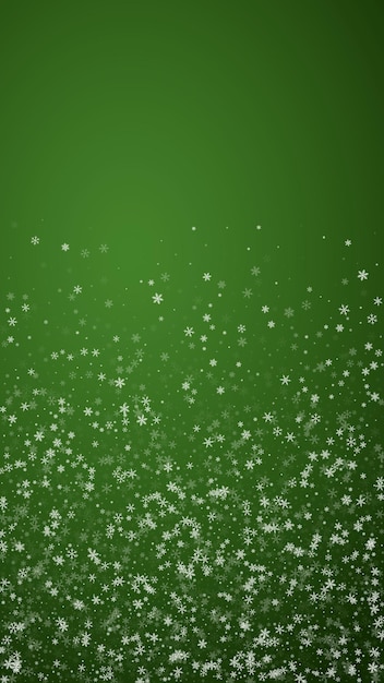 Bonito fondo de nieve navideña Subtiles copos de nieve y estrellas voladoras en el fondo verde navideño Bonita plantilla de superposición de nieve Ilustración vectorial vertical