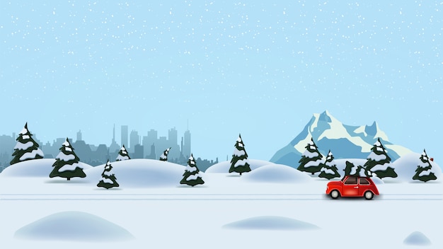 Bosque de pinos de invierno, ciudad de silueta, montaña nevada y coche vintage rojo con árbol de Navidad