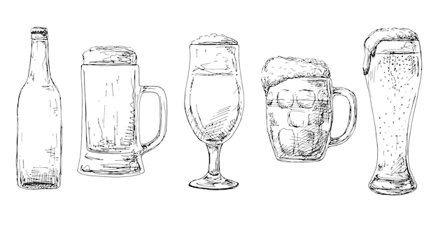Botella de cerveza, diferentes vasos y jarras de cerveza.