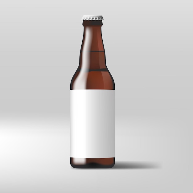 Botella de cerveza transparente realista con etiqueta blanca