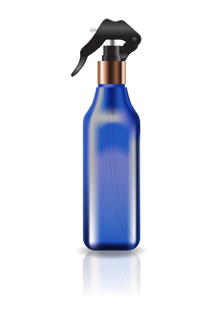 Botella cuadrada cosmética azul en blanco con cabeza de spray.