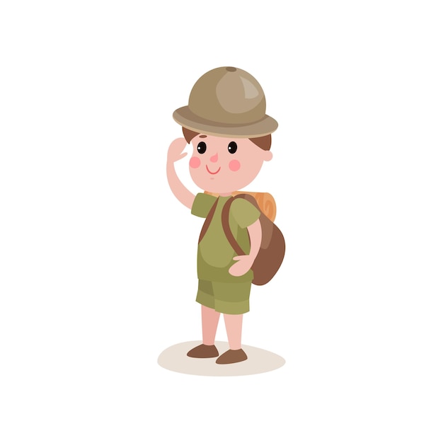 Boy scout sonriente de pie en traje de explorador aislado sobre fondo blanco. Campamento de verano para niños. Personaje de niño de dibujos animados vestido con uniforme caqui y sombrero, mochila en la espalda. ilustración vectorial plana