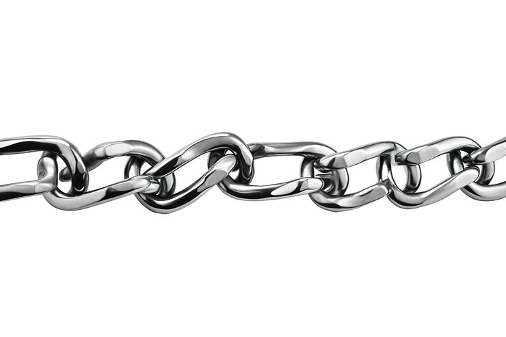 una cadena de plata con la palabra " im " en ella