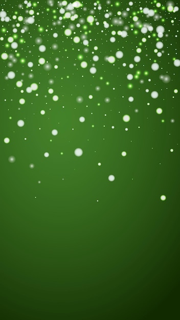 Caída mágica de nieve trasfondo navideño Flocos de nieve voladores sutiles y estrellas en el fondo verde navideño Caída mágica de nieve paisaje navideño Ilustración vectorial vertical