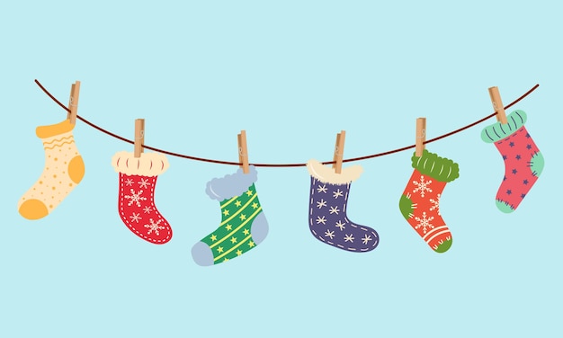 Calcetines de navidad colgando de una cuerda de lavandería con pinzas para la ropa. colección de temporada de calcetines.