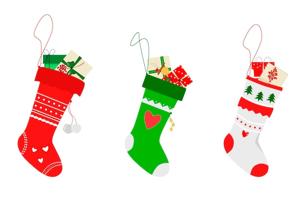 Calcetines de Navidad con regalos sobre un fondo blanco. Diseño plano.