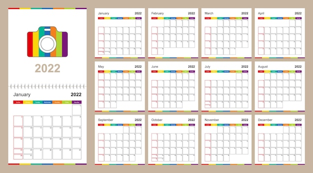 Calendario de pared colorido para 2022 sobre fondo beige, la semana comienza el domingo.