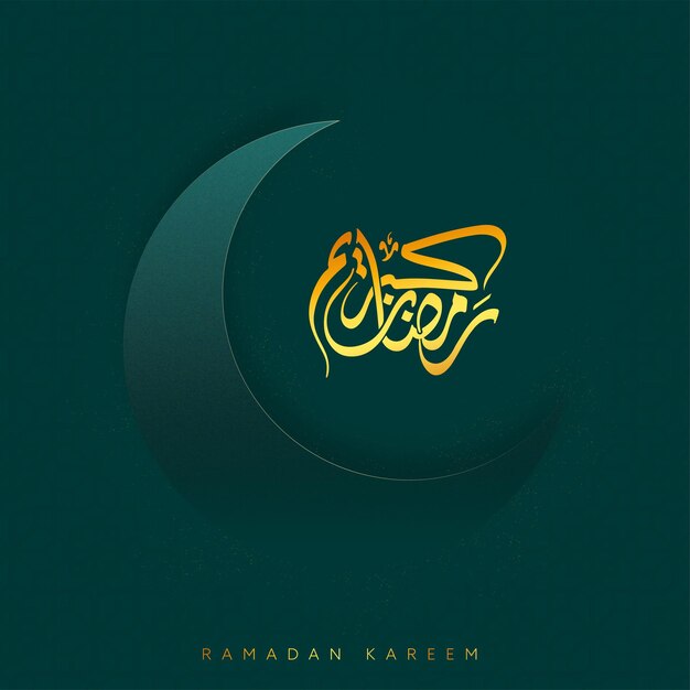 Caligrafía árabe dorada de Ramadan Kareem con luna creciente sobre fondo verde