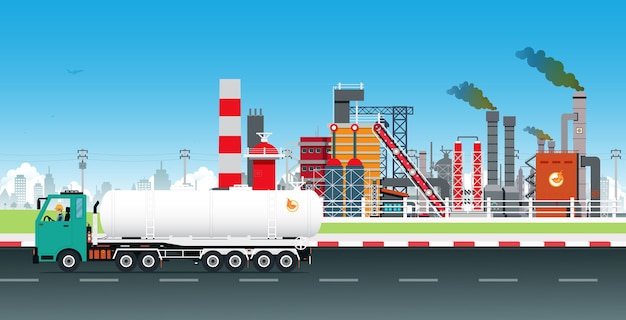 Los camiones petroleros transportan combustible con una refinería en el fondo