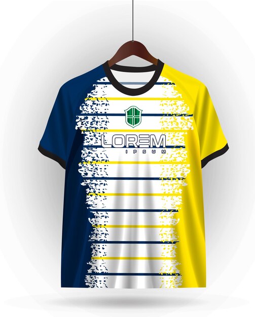 Una camisa que dice "oceano" está colgada en una percha.