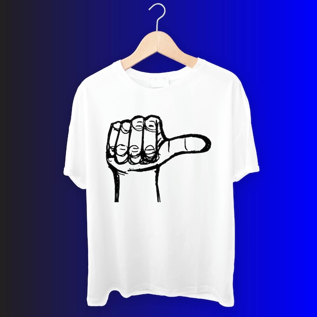 camiseta blanca colgada