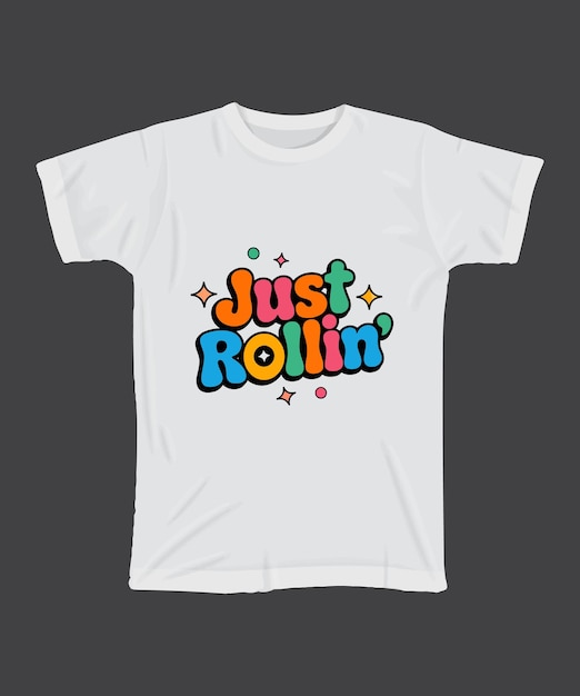 una camiseta blanca con letras azules y amarillas