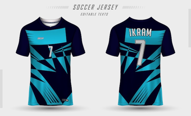 la camiseta es azul y negra con el número 7 en el frente