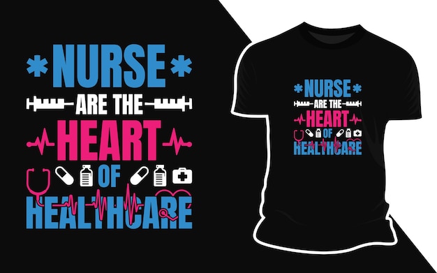 Una camiseta que dice enfermera que es el corazón de la atención médica.