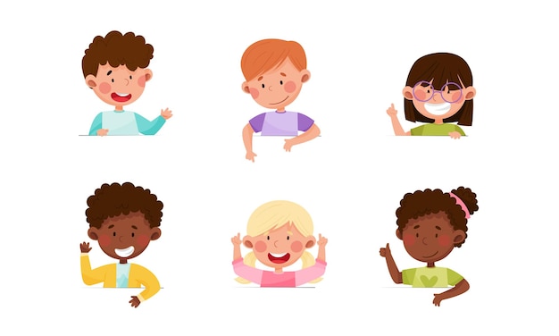 Caracteres de chicos y chicas lindos sentados en la mesa o en el escritorio de la escuela y hablando Set de ilustraciones vectoriales