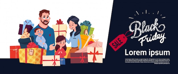 Vector cartel de la venta del viernes negro con la familia feliz sobre la pila de cajas de regalo, banner horizontal de compras navideñas