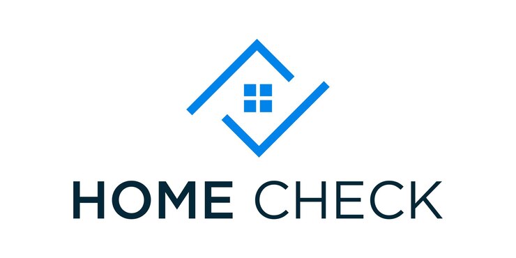 Casa con el símbolo de la marca de comprobación en el techo y el logotipo de la comprobación de la casa