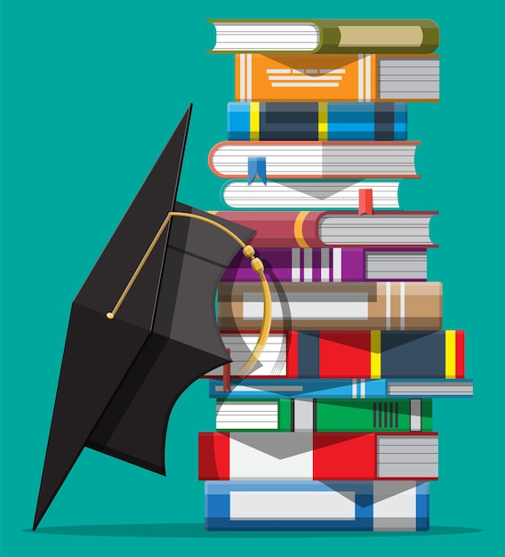 Casquillo de la graduación en la pila de libros