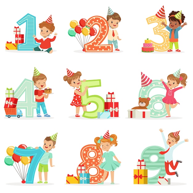 Celebración de cumpleaños de niños pequeños con adorables niños de pie junto a los dígitos crecientes de su edad