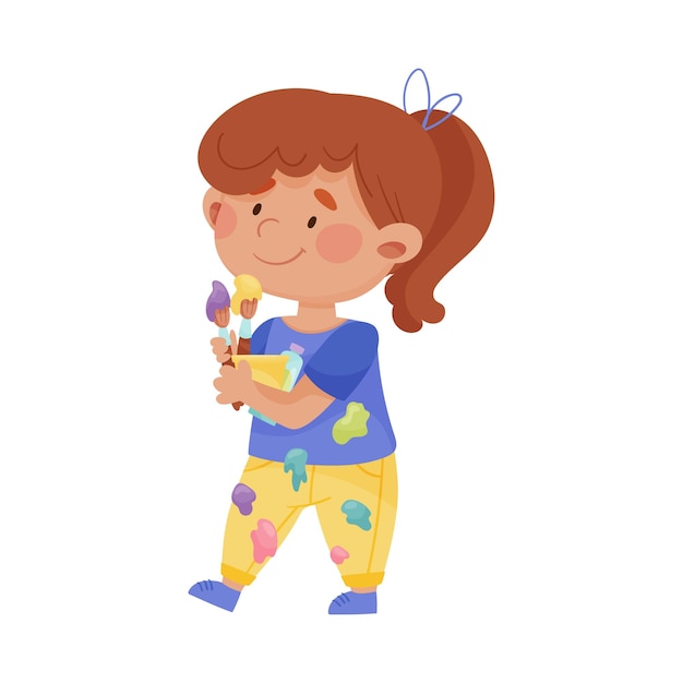Chica alegre con ropa manchada que lleva un pincel y una ilustración vectorial de pintura
