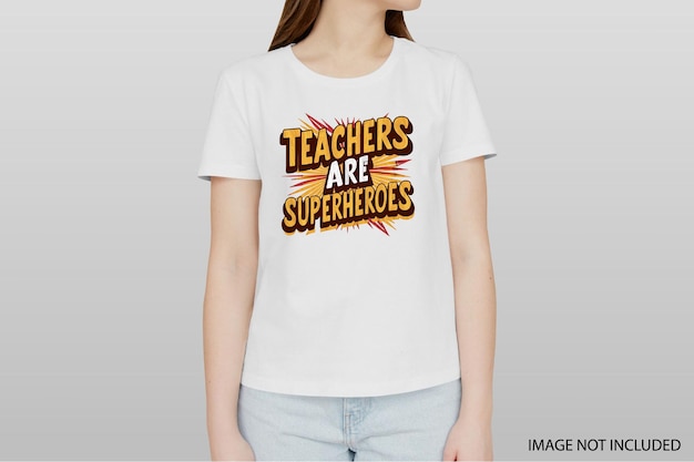 una chica con una camisa blanca que dice que los maestros son superhéroes