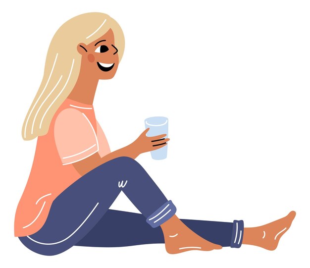 Chica feliz sentada con un vaso de agua persona de picnic