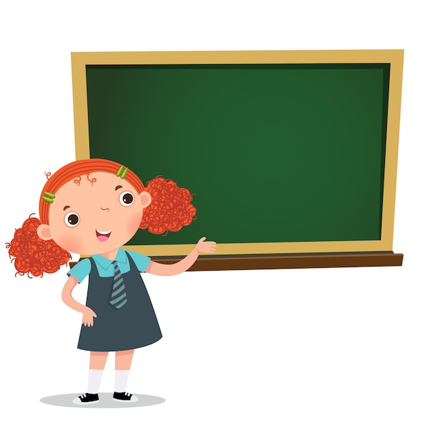 Chica inteligente presentando algo delante de la pizarra