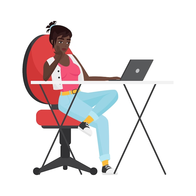 Una chica negra hipster trabajando en la mesa.