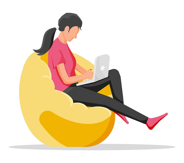 Chica sentada en una silla de bolsa de frijoles. Trabajo de mujer en portátil. Personaje femenino casual relajándose y navegando por las redes sociales en el portátil. Freelancer trabaja en la computadora. Ilustración de vector plano de dibujos animados