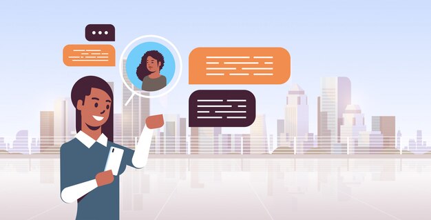 Chica usando el teléfono inteligente de la red social chat concepto de comunicación