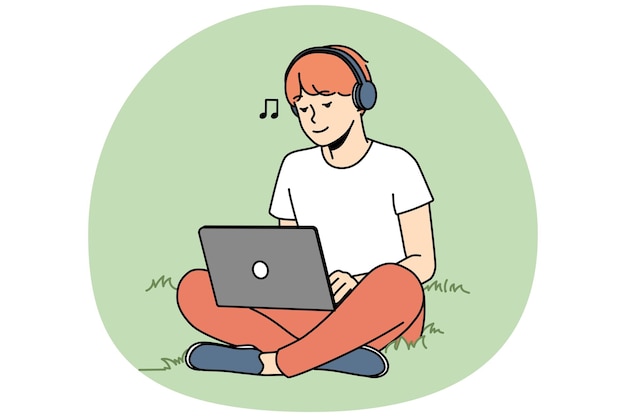 Chico sentado en el césped al aire libre trabajando en una computadora portátil usando auriculares Hombre feliz relajarse afuera con la computadora escuchar música en auriculares Ilustración vectorial