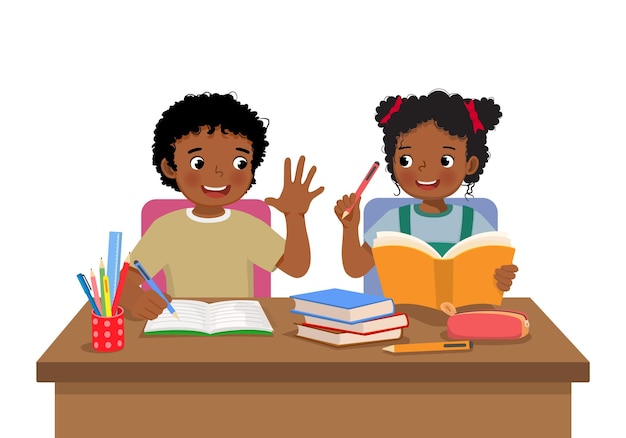 Chicos africanos lindos estudiando haciendo la tarea juntos en el escritorio.