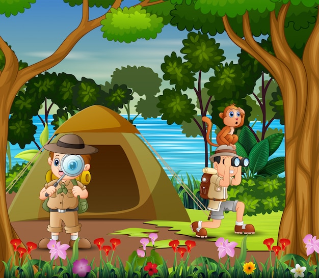 Los chicos exploradores acampando junto al lago