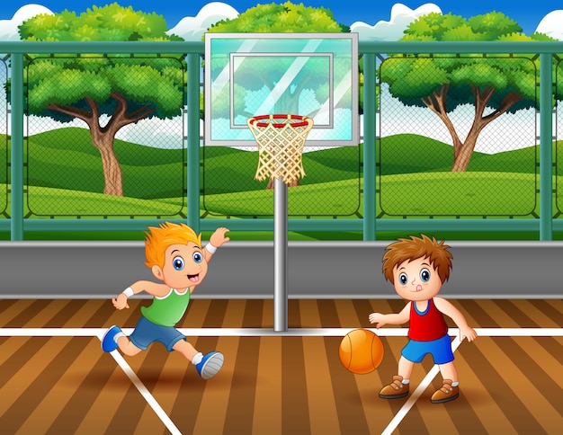 Chicos felices jugando baloncesto en la cancha