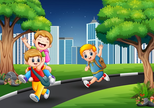 Chicos felices jugando en el camino a la ciudad.