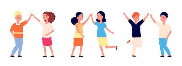Cinco altos. Saludos a los niños, hola a los niños o saludos de niño y niña. Adolescentes felices de dibujos animados, Ilustración de vector de amistad. Niña y niño choca esos cinco, personaje de dibujos animados lindo