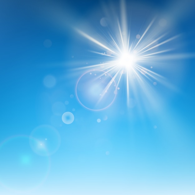 Claro cielo azul con brillo del sol.
