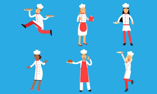 Los cocineros en delantales preparan pastas de pizza y ensaladas italianas Una mujer con una cuchara usa un libro de cocina para preparar platos