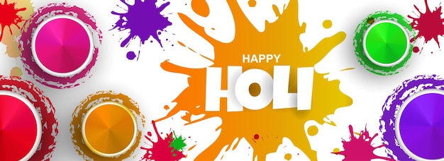 Colorido banner Holi con diferentes colros secos y salpicaduras de color sobre fondo blanco.