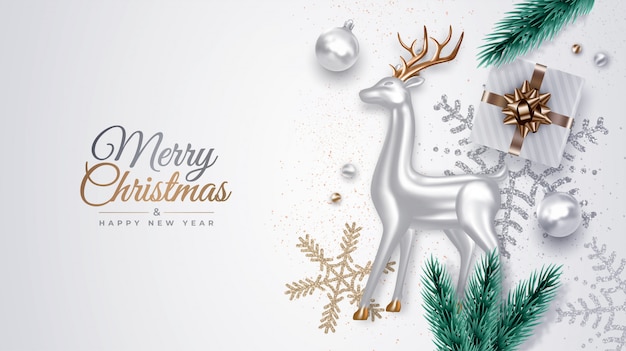 Vector composición decorativa realista de navidad con ciervos de cristal plateado, ramas de pino, regalos, adornos, copos de nieve, bolas de navidad