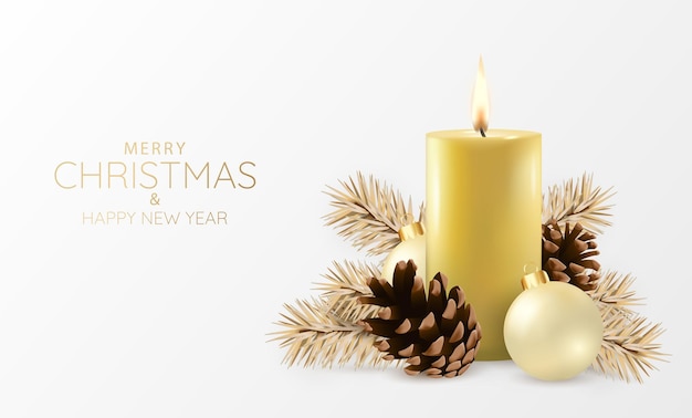 Composición navideña con velas, ramas de un árbol de navidad, piña, bolas de navidad
