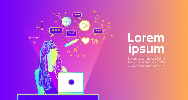Concepto de comunicación de los medios sociales Chica silueta usando una computadora portátil Navegando en Internet
