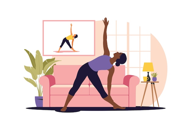 concepto de entrenamiento en línea. mujer africana haciendo yoga en casa. viendo tutoriales en un televisor. ejercicio deportivo