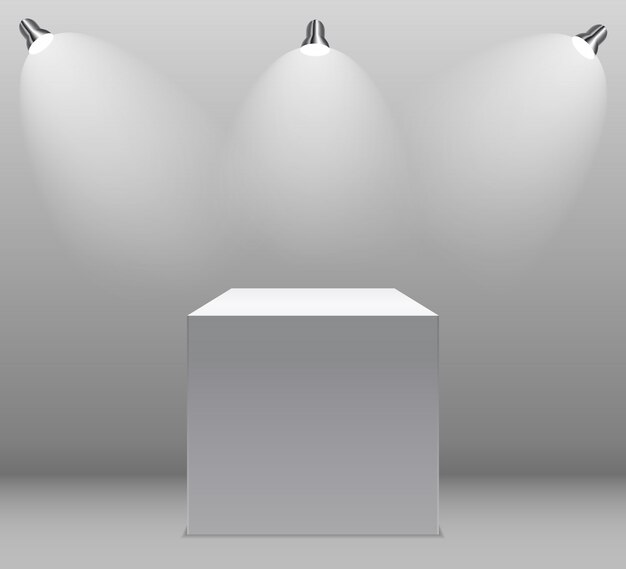 Concepto de exposición, caja vacía blanca, soporte con iluminación sobre fondo gris.