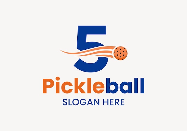 Concepto de logotipo de Pickleball de letra 5 con símbolo de Pickleball en movimiento Plantilla de vector de logotipo de Pickleball