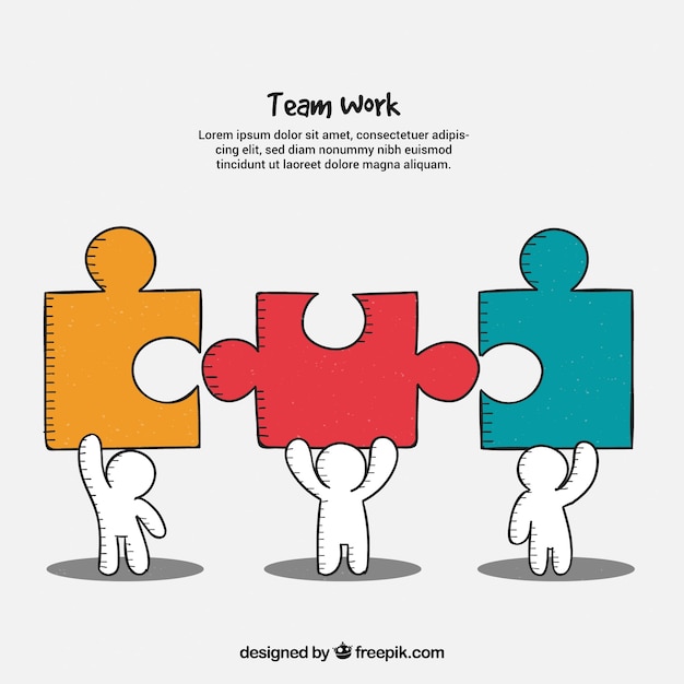 Concepto de teamwork con personas levantando puzzle
