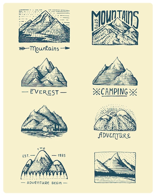 Conjunto de 8 insignias diferentes con montañas grabadas a mano dibujadas o estilo boceto que incluyen logotipos para acampar, hacer caminatas, aspecto antiguo antiguo