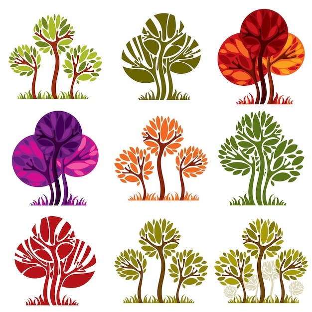 Conjunto de árboles vectoriales estilizados con hojas verdes y moradas aisladas en fondo blanco, colección de símbolos decorativos de arte ecológico.